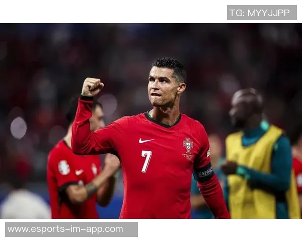 足球巨星崛起与发展历程探索从少年才俊到世界之巅的奋斗故事 足球巨星崛起与发展历程探索从少年才俊到世界之巅的奋斗故事