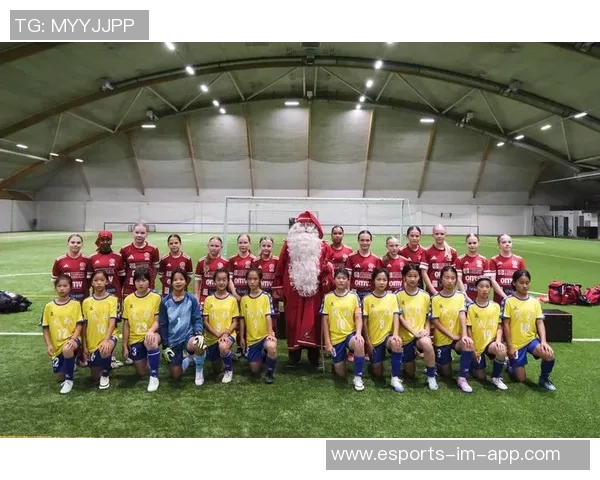 足球赛球星握手瞬间合集 展现球场上的友谊与竞技精神 足球赛球星握手瞬间合集 展现球场上的友谊与竞技精神